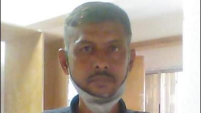 According to the police, the incident occurred at the opposite footpath of Reality Diagnostic Hospital in SV Road, Santacruz (West). “Shukla was sleeping when the accused confronted him. They both had an argument. During the ensuing scuffle, Mishra picked a paver block and hit the victim on his head and fled,” a police officer from the Mumbai crime branch said (HT PHOTO)