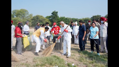 Chandigarh administrator Banwarilal Purohit, mayor Anup Gupta, municipal commissioner Anindita Mitra and city residents during a cleanliness drive at the Apni Mandi in Sector 49 on Sunday. (HT Photo) Chandigarh administrator Banwarilal Purohit, mayor Anup Gupta, municipal commissioner Anindita Mitra and city residents during a cleanliness drive at the Apni Mandi in Sector 49 on Sunday. (HT Photo)