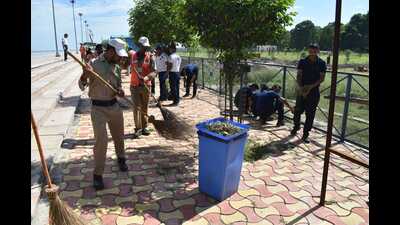Cleanliness drive underway at HAQ CAC in Prayagraj on Sunday. (HT) Cleanliness drive underway at HAQ CAC in Prayagraj on Sunday. (HT)