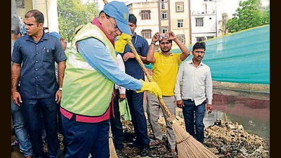 LG Saxena during a clean-up drive in Delhi. (HT Photo) LG Saxena during a clean-up drive in Delhi. (HT Photo)
