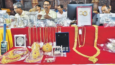 Mumbai, India – Oct 01, 2023: Members of Lalbaugcha Raja Ganeshotsav Mandal auction the Gold , Silver and others items which were donated by devotees to Lalbaugcha Raja Ganeshotsav Mandal, in Mumbai, India, on Sunday, Oct 01, 2023. (Photo by Bhushan Koyande/HT Photo)