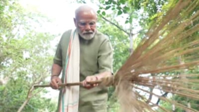 Prime Minister Narendra Modi leads cleanliness drive (Twitter Photo)