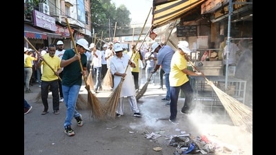 Start of the ‘Swachhata hi Seva’ cleanliness drive at Gola Bazar, organized by Principal Directorate of Defence Estates, Central Command Lucknow. (HT Photo) Start of the ‘Swachhata hi Seva’ cleanliness drive at Gola Bazar, organized by Principal Directorate of Defence Estates, Central Command Lucknow. (HT Photo)