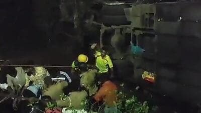 The bus was carrying 60 tourists to Tenkasi from Ooty (Twitter /video screengrab)