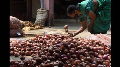 The rates of onion in Pune’s various retail markets have now gone up to  ₹30 per kg and if the strike continues the rates are likely to go up further, said traders. (HT PHOTO)