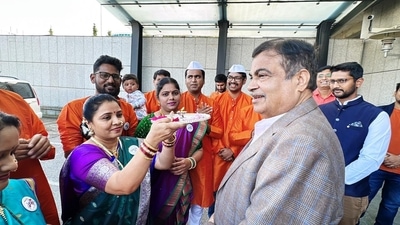 Union minister Nitin Gadkari welcomed in a traditional 'Maharashtrian' way at Prague airport on Sunday. (X/@OfficeOfNG)