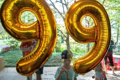 A boy writes a birthday message on a window at a public birthday party held a day before former U.S. President Jimmy Carter turns 99 years old, at the Jimmy Carter Presidential Library and Museum in Atlanta, Georgia, U.S. September 30, 2023.  REUTERS/Elijah Nouvelage     TPX IMAGES OF THE DAY (REUTERS)