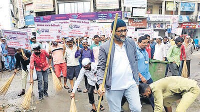 750 hawkers take cleanliness pledge, sweep 500kg waste off Dadar’s roads