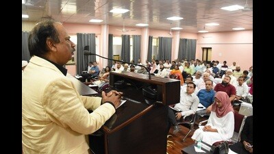 AMU V-C Mohammad Gulrez addressing the gathering on the occasion of Gandhi Jayanti at MA Library (HT Photo) AMU V-C Mohammad Gulrez addressing the gathering on the occasion of Gandhi Jayanti at MA Library (HT Photo)