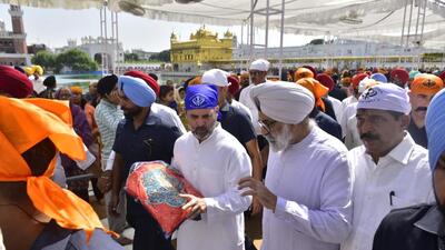 Congress leader Rahul Gandhi arriving to pay obeisance at Golden Temple in Amritsar on Monday. (Sameer Sehgal/HT) Congress leader Rahul Gandhi arriving to pay obeisance at Golden Temple in Amritsar on Monday. (Sameer Sehgal/HT)