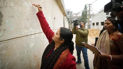 Enumerator staff marks a house during the first phase of caste census in Bihar. (Santosh Kumar/HT) Enumerator staff marks a house during the first phase of caste census in Bihar. (Santosh Kumar/HT)
