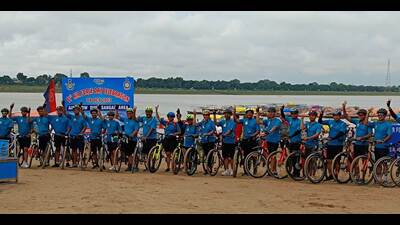 IAF cycle rally at Sangam in Prayagraj on Monday. (HT PHOTO) IAF cycle rally at Sangam in Prayagraj on Monday. (HT PHOTO)