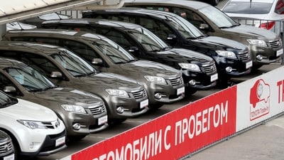 Second-hand Toyota cars are seen on sale at a dealer shop in Moscow, Russia, July 8, 2016. (REUTERS)