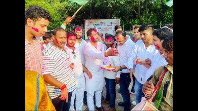 JD(U) supporters celebrate after the Bihar government released the caste survey report, in Patna on Monday. (ANI) JD(U) supporters celebrate after the Bihar government released the caste survey report, in Patna on Monday. (ANI)