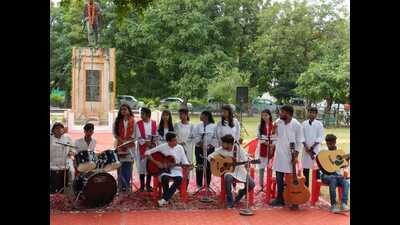 Orchestra plays patriotic songs at Lucknow University on Monday. (HT)