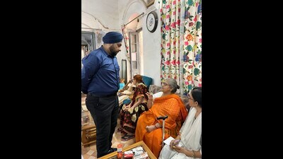 Prof. Anup Singh engaging with elderly patients on Sunday. (HT Photo) Prof. Anup Singh engaging with elderly patients on Sunday. (HT Photo)
