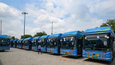 The Delhi government seeks to increase the strength of its bus fleet to 11,000 and to ensure that 80% of all public buses are electric by 2025-26 as part of its wider plan to cut down pollution levels. (HT Archive)