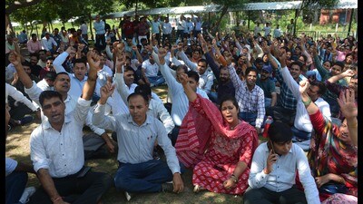 The extension lecturers were protesting for regularisation and arrears. Those who evaded the police held a protest at a park near Mansa Devi Temple. (Sant Arora/HT) The extension lecturers were protesting for regularisation and arrears. Those who evaded the police held a protest at a park near Mansa Devi Temple. (Sant Arora/HT)
