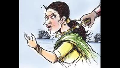 Two unknown motorcyclists allegedly snatched the mobile phone and wallet of a Jitender Mehto, 24, near Attawa Chowk, Sector 42, on Sunday (HT File)