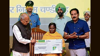 UT administrator Banwarilal Purohit handing over a compensation cheque to kin of a deceased MC worker. (HT Photo) UT administrator Banwarilal Purohit handing over a compensation cheque to kin of a deceased MC worker. (HT Photo)