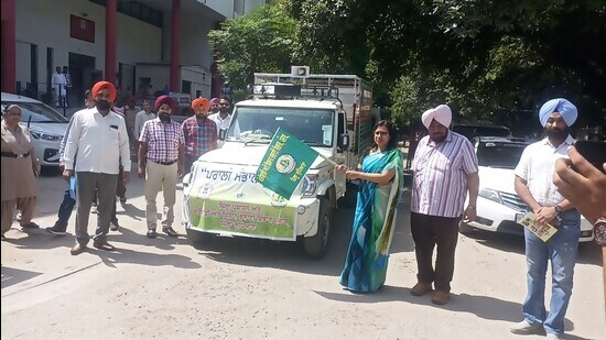 Ludhiana deputy commissioner Surabhi Malik flagging off vans in Ludhiana on Monday. (HT Photo)