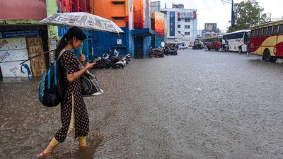 A yellow alert predicts heavy rainfall between 6 cm and 11 cm. (PTI) (HT_PRINT) A yellow alert predicts heavy rainfall between 6 cm and 11 cm. (PTI) (HT_PRINT)