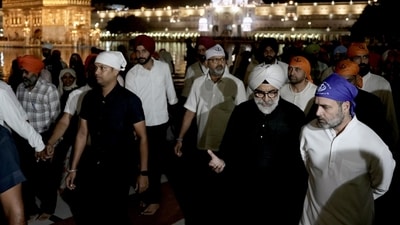 Following his 'seva' service, Rahul Gandhi revisited the sanctum sanctorum and attentively listened to the 'Shabad Kirtan', the religious hymns being recited there. (AICC ) Following his 'seva' service, Rahul Gandhi revisited the sanctum sanctorum and attentively listened to the 'Shabad Kirtan', the religious hymns being recited there. (AICC )
