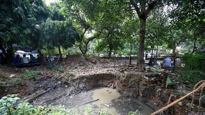 An MCD park in a bad shape at Rajendra Nagar. Nearly 40% of sanctioned posts of gardeners are vacant. (Sanchit Khanna/HT Photo)