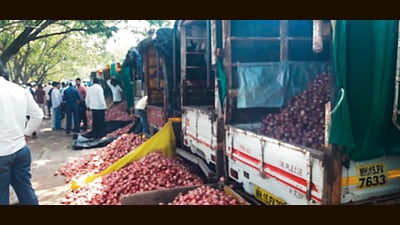 Around 545 vehicles arrived at Lasalgaon APMC, Asia’s biggest wholesale onion market, on Tuesday morning, market sources said. (HT PHOTO) Around 545 vehicles arrived at Lasalgaon APMC, Asia’s biggest wholesale onion market, on Tuesday morning, market sources said. (HT PHOTO)