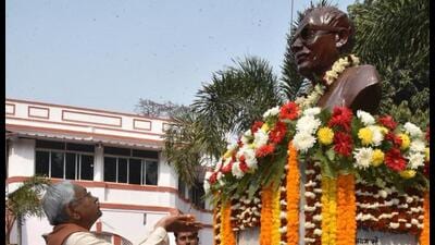 Bihar chief minister Nitish Kumar paying tribute to Karpoori Thakur in February 2023. (Wikipedia) Bihar chief minister Nitish Kumar paying tribute to Karpoori Thakur in February 2023. (Wikipedia)