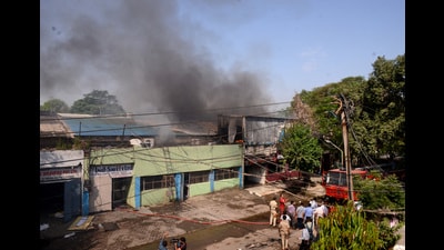 Chandigarh MC officials said a fine will be imposed on the factory owner after evaluation. (HT Photo) Chandigarh MC officials said a fine will be imposed on the factory owner after evaluation. (HT Photo)