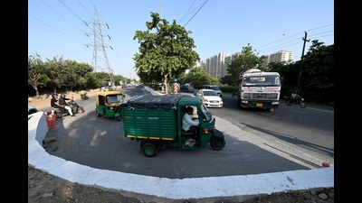 Noida, India- October 03, 2023: A view of newly built U-turns in sector 78.The newly built U-turns around the Sector 78 crossing are not serving the purpose for which they were built—to ease the traffic flow by removing red lights from the crossing— they are leading to massive traffic congestion due to the failure of civil engineering, said traffic police, adding that the police had also written a letter to the Noida Authority regarding the design of the U-turn, in Noida, India, on Tuesday, October 03, 2023. (Photo by Sunil Ghosh / Hindustan Times) To go with Arun’s story (Sunil Ghosh/HT Photo) Noida, India- October 03, 2023: A view of newly built U-turns in sector 78.The newly built U-turns around the Sector 78 crossing are not serving the purpose for which they were built—to ease the traffic flow by removing red lights from the crossing— they are leading to massive traffic congestion due to the failure of civil engineering, said traffic police, adding that the police had also written a letter to the Noida Authority regarding the design of the U-turn, in Noida, India, on Tuesday, October 03, 2023. (Photo by Sunil Ghosh / Hindustan Times) To go with Arun’s story (Sunil Ghosh/HT Photo)