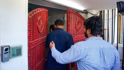A senior police officer at the office of NewsClick at Sainik Farm during raids by Delhi Police's Special Cell on its premises, (PTI) A senior police officer at the office of NewsClick at Sainik Farm during raids by Delhi Police's Special Cell on its premises, (PTI)