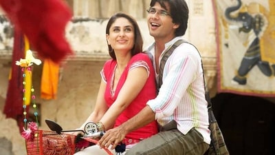Kareena Kapoor and Shahid Kapoor in a still from Jab We Met. Kareena Kapoor and Shahid Kapoor in a still from Jab We Met.