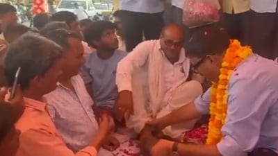 Rajasthan independent MLA Om Prakash Hudla polishing people's shoes