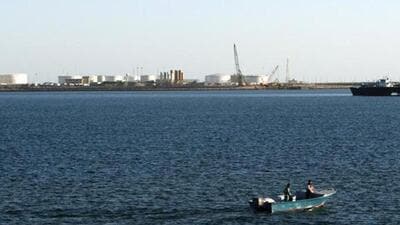 A speed boat passes by oil docks at the port of Kalantari in the city of Chabahar, east of the Strait of Hormuz in this 2012 file photo. (REUTERS FILE PHOTO) A speed boat passes by oil docks at the port of Kalantari in the city of Chabahar, east of the Strait of Hormuz in this 2012 file photo. (REUTERS FILE PHOTO)