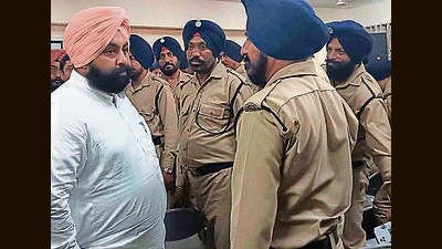 Education minister Harjot Singh interacting with security guards at an orientation programme in Ludhiana. (HT PHOTO) Education minister Harjot Singh interacting with security guards at an orientation programme in Ludhiana. (HT PHOTO)