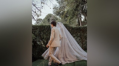 Mahira teamed the choli with a matching lehenga skirt featuring a high-rise waist, a layered A-line ghera, shimmering diamantes, and a scalloped floor-sweeping hem. (Instagram/@mahirahkhan) Mahira teamed the choli with a matching lehenga skirt featuring a high-rise waist, a layered A-line ghera, shimmering diamantes, and a scalloped floor-sweeping hem. (Instagram/@mahirahkhan)