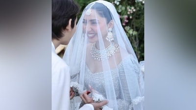 Mahira draped a matching zari dupatta over her head and shoulder to complete the ensemble. It features scalloped borders, embroidered lace hem, sequinned embellishments, and a beaded embroidery. Lastly, a similar veil with a long train on the back and embroidered lace borders rounded it off. (Instagram/@mahirahkhan) Mahira draped a matching zari dupatta over her head and shoulder to complete the ensemble. It features scalloped borders, embroidered lace hem, sequinned embellishments, and a beaded embroidery. Lastly, a similar veil with a long train on the back and embroidered lace borders rounded it off. (Instagram/@mahirahkhan)