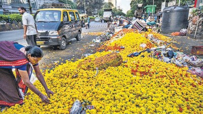 Mumbai, India - Oct. 4, 2023: The florists of Paral Flower Market threw large quantities of flower waste and excess flower waste on the road out side the Maa Saaheb Sau Minatai Thakre Flower Market, Parel in Mumbai, India, on Wednesday, October 4, 2023. (Photo by Satish Bate/ Hindustan Times) (Hindustan Times)