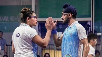 Hangzhou: India's Harinder Pal Singh Sandhu and Dipika Pallikal celebrate a point against Hong Kong's Ka Yi Lee and Chi Him Wong during mixed doubles squash semifinal match at the 19th Asian Games* (PTI) Hangzhou: India's Harinder Pal Singh Sandhu and Dipika Pallikal celebrate a point against Hong Kong's Ka Yi Lee and Chi Him Wong during mixed doubles squash semifinal match at the 19th Asian Games* (PTI)
