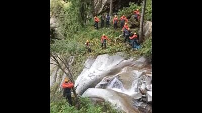 Rescue teams at work to retrieve the Bengaluru trekker’s body from a 400-ft deep gorge near Jogini waterfalls in Manali. (HT File) Rescue teams at work to retrieve the Bengaluru trekker’s body from a 400-ft deep gorge near Jogini waterfalls in Manali. (HT File)