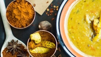 Curry creations: Turmeric is a star in curry dishes. Whether it's chicken, vegetables, or lentils, a dash of turmeric elevates the taste and adds that gorgeous colour. (Freepik)