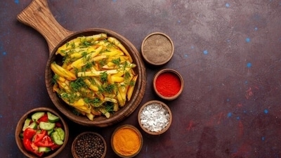 Spicy roasted veggies: Toss your favorite veggies with a drizzle of olive oil, turmeric, and a sprinkle of salt. Then roast until they're crispy and flavourful. (Freepik)