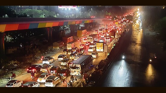 Traffic snarls continued to impact the peak hour traffic towards Thane, Mumbai, Bhiwandi, and Nashik routes on Wednesday. (Praful Gangurde / HT Photo)