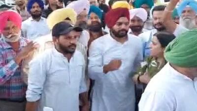Aam Aadmi Party workers were trying to force their way through barricades to ‘gherao’ the office of Punjab Bharatiya Janata Party here in protest against the arrest of party leader Sanjay Singh. (HT Photo)