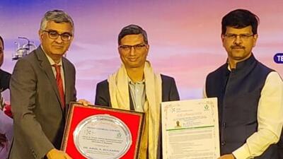 CSIR-NCL chief scientist Amol A Kulkarni (centre) gets ICC lifetime achievement award. (HT)