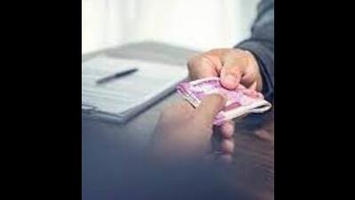 Corruption charges: J&K admn orders inquiry against 10 cops Corruption charges: J&K admn orders inquiry against 10 cops