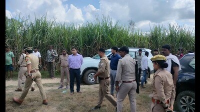Forest and police officials combing the area after a tiger allegedly killed a man in Belrayan range on Wednesday night. (HT Photo) Forest and police officials combing the area after a tiger allegedly killed a man in Belrayan range on Wednesday night. (HT Photo)