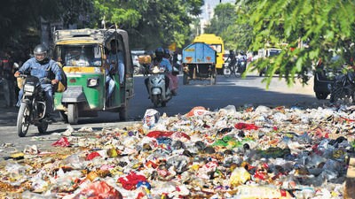 Garbage on the Khandsa Road near SD High School in Gurugram on Thursday. (Parveen Kumar.HT Photo) Garbage on the Khandsa Road near SD High School in Gurugram on Thursday. (Parveen Kumar.HT Photo)